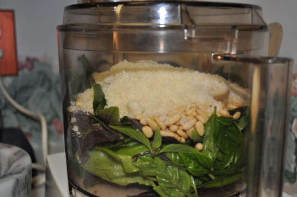 pesto, pasta, sauvignon blanc, tomatoes 049